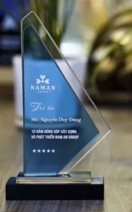 Kỷ niệm chương pha lê thủy tinh 2L3 cao tổng 18cm 20cm 22cm — ảnh thành phẩm SAIGONPR đã giao