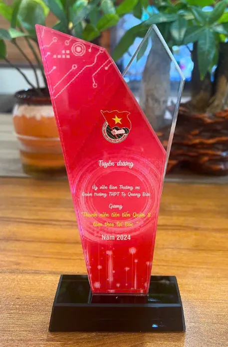 Kỷ niệm chương pha lê thủy tinh 2L6 cao tổng 18cm 20cm 22cm