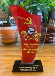 Kỷ niệm chương pha lê thủy tinh 2L8 cao tổng 18cm 20cm 22cm — ảnh thành phẩm SAIGONPR đã giao