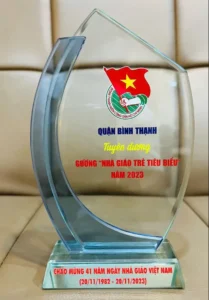 Kỷ niệm chương pha lê thủy tinh CA2 cao tổng 16cm 18cm 20cm — ảnh thành phẩm SAIGONPR đã giao