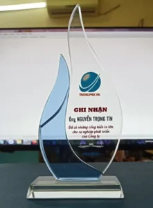 Kỷ niệm chương pha lê thủy tinh NL2 cao tổng 18cm 20cm 22cm — ảnh thành phẩm SAIGONPR đã giao