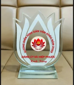 Kỷ niệm chương pha lê thủy tinh S5C cao tổng 16cm 18cm 20cm — ảnh thành phẩm SAIGONPR đã giao