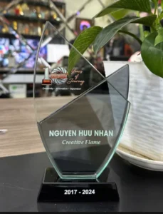 Kỷ niệm chương pha lê thủy tinh XE2 cao tổng 18cm 20cm 22cm 25cm 28cm — ảnh thành phẩm SAIGONPR đã giao